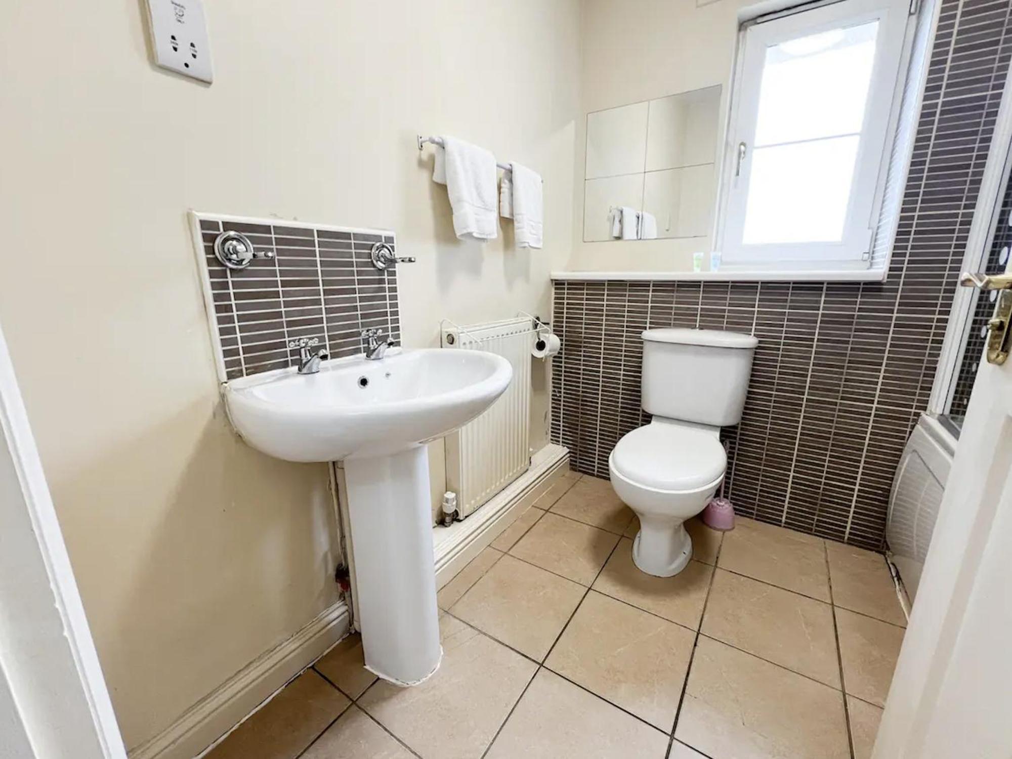 Glasgow Central - Entire House - Free Parking , Free Super Fast Wifi , Private Garden & Parking Security Esterno foto